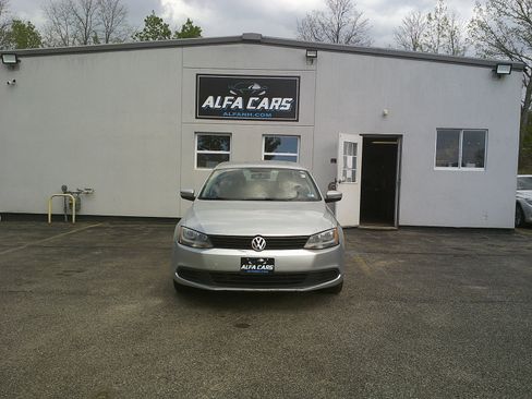 Used 2012 Volkswagen Jetta SE FWD image 2