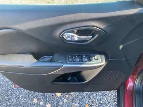 Used 2019 Jeep Cherokee Latitude Plus w/ Cold Weather Group image 11