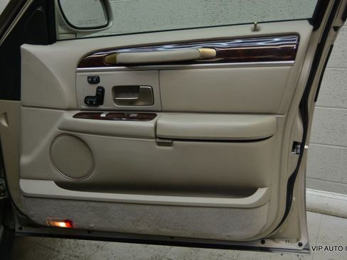 Used 2010 Lincoln Town Car Signature Limited image 8