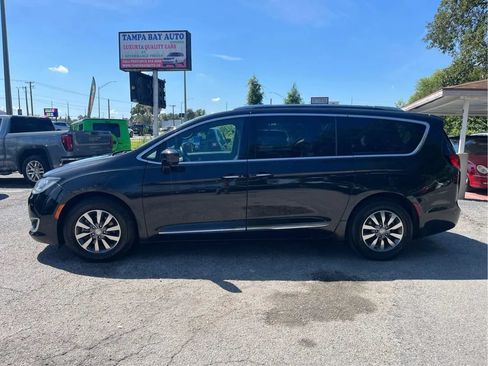 Used 2020 Chrysler Pacifica Touring-L FWD image 8