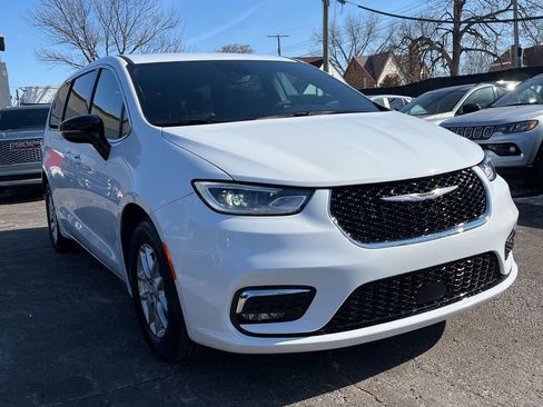 Used 2026 Chrysler Pacifica Select image 11