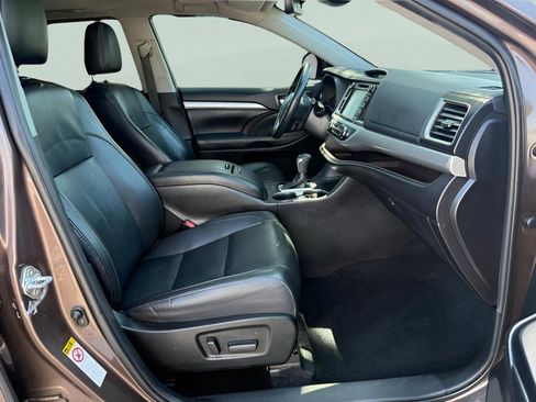 Used 2019 Toyota Highlander XLE FWD image 14