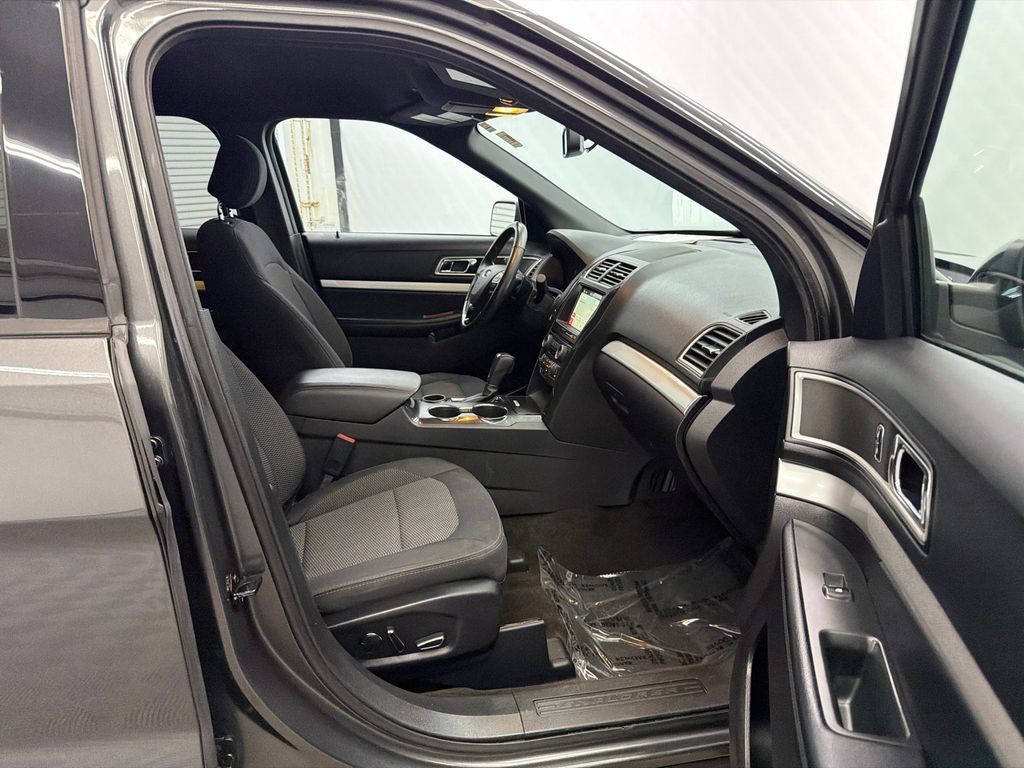 Used 2017 Ford Explorer XLT w/ Equipment Group 201A FWD image 14