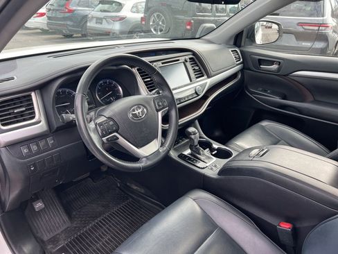Used 2019 Toyota Highlander XLE AWD/4WD image 9