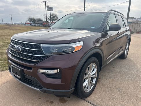 Used 2020 Ford Explorer XLT w/ Equipment Group 202A image 7