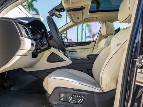 Used 2025 Bentley Bentayga Atelier image 10