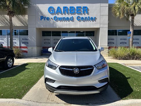 Used 2021 Buick Encore Preferred w/ Safety Package II image 2