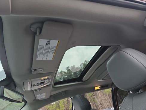 Used 2021 Toyota Sienna Limited image 32