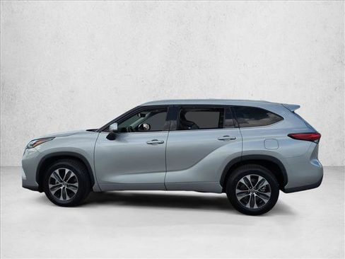 Used 2022 Toyota Highlander XLE FWD image 9