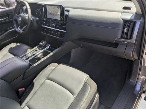 Used 2025 Nissan Pathfinder SL FWD image 21