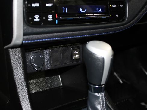 Used 2018 Toyota Corolla SE w/ SE Premium Package FWD image 18