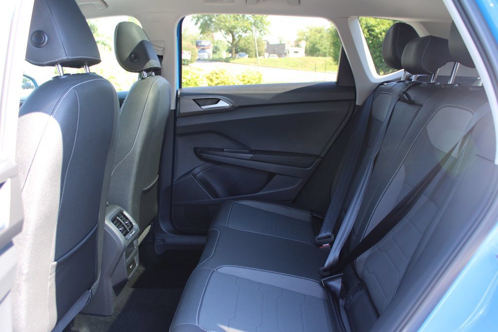 Used 2025 Volkswagen Taos SE AWD/4WD image 12