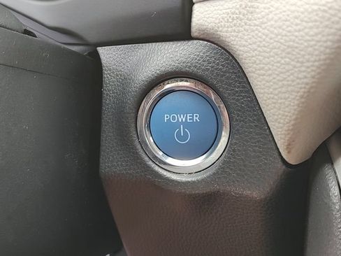 Used 2022 Toyota RAV4 XLE AWD/4WD image 18