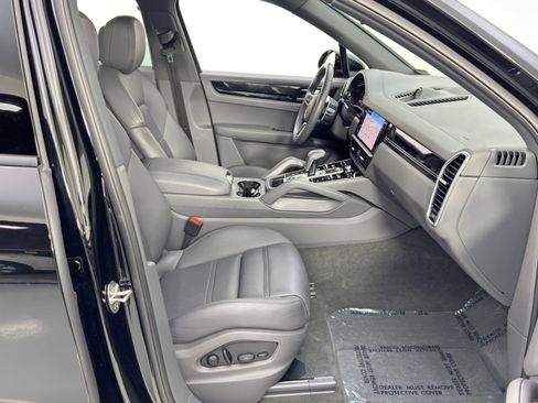 Used 2022 Porsche Cayenne Platinum Edition image 16