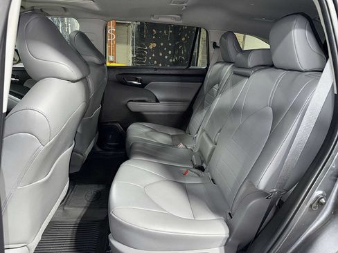 Used 2022 Toyota Highlander XLE AWD/4WD image 17