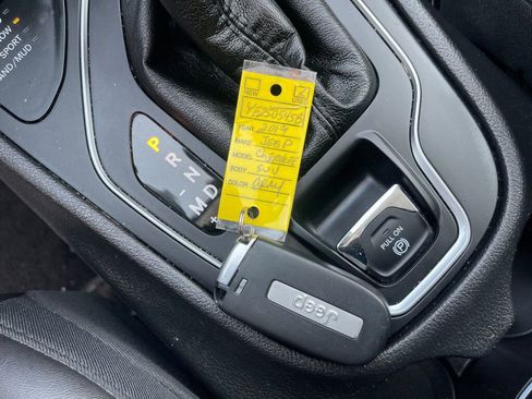 Used 2019 Jeep Cherokee Latitude Plus w/ Comfort/Convenience Group image 4