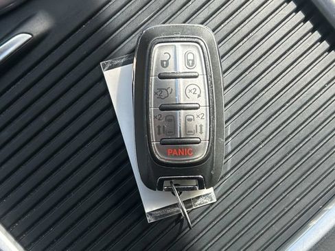 Used 2023 Chrysler Pacifica Touring-L FWD image 34