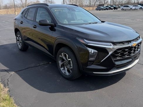 Used 2025 Chevrolet Trax LT FWD image 7