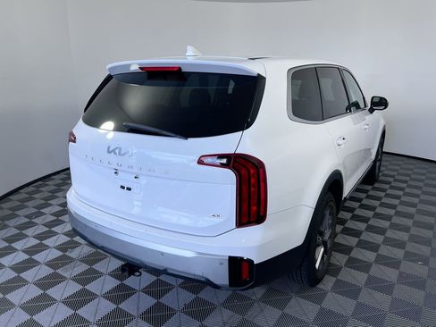 Used 2023 Kia Telluride LX AWD/4WD image 3