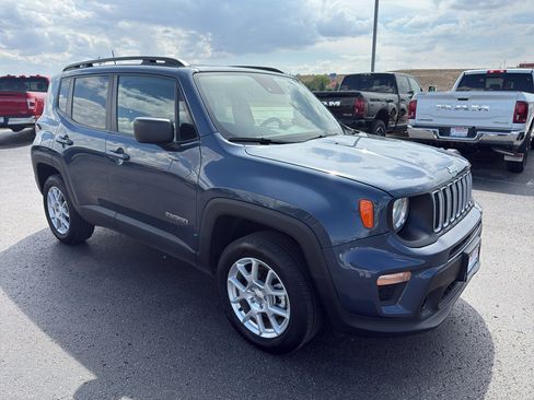 Used 2023 Jeep Renegade Latitude w/ Sun & Fun Group AWD/4WD image 3