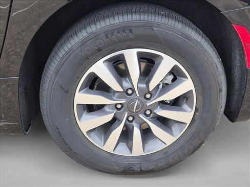 Used 2024 Chrysler Pacifica Limited FWD image 8