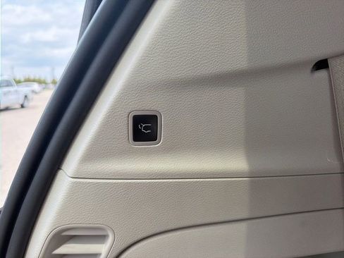 Used 2022 Chrysler Pacifica Touring-L FWD image 11