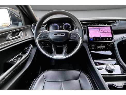 Certified 2025 Jeep Grand Cherokee Limited AWD/4WD image 8