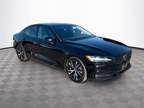 Used 2023 Volvo S60 B5 Plus image 4