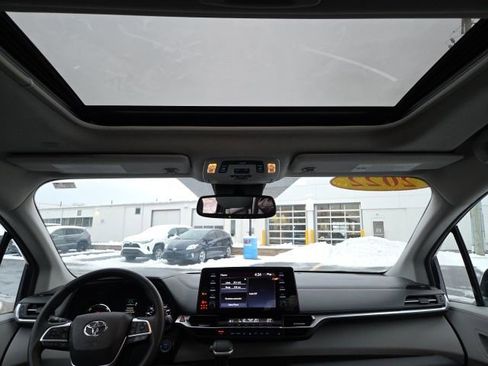 Used 2022 Toyota Sienna XLE image 22