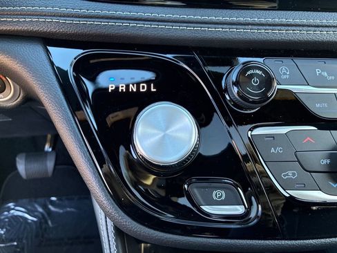 New 2026 Chrysler Pacifica Limited w/ Uconnect Theater Family Group image 25