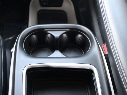 Used 2024 Chrysler Pacifica Limited FWD image 25