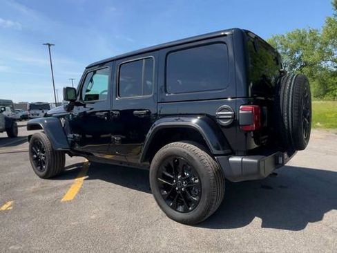Used 2025 Jeep Wrangler Unlimited Sahara w/ Safety Group AWD/4WD image 6