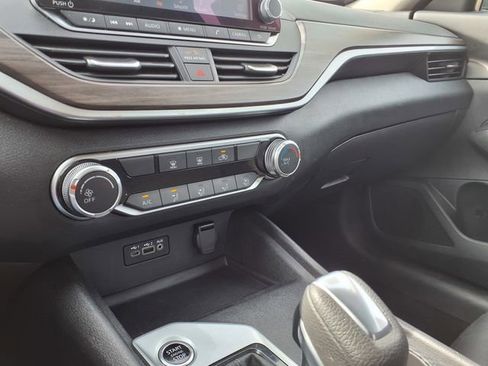 Used 2025 Nissan Altima 2.5 SV FWD image 27