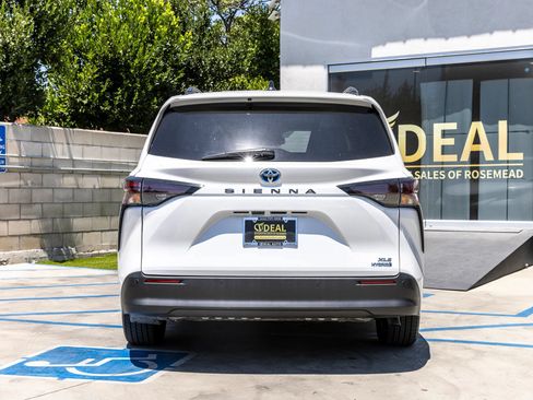 Used 2023 Toyota Sienna XLE FWD image 13