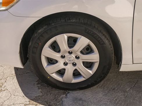 Used 2011 Toyota Camry LE image 5