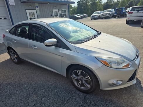 Used 2014 Ford Focus SE w/ SE Sport Package FWD image 3