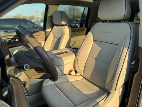 Used 2023 GMC Yukon XL Denali AWD/4WD image 11