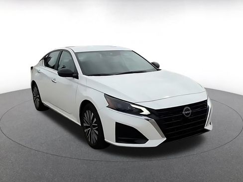 Used 2025 Nissan Altima 2.5 SV FWD image 3