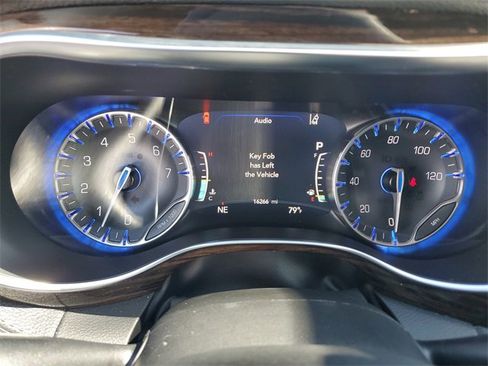 Used 2023 Chrysler Pacifica Limited image 23