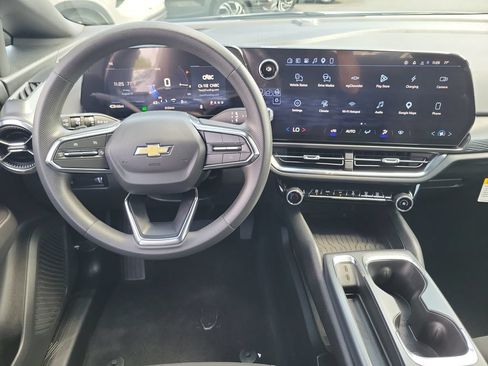 Used 2026 Chevrolet Equinox EV LT FWD image 4