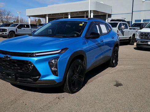 Used 2025 Chevrolet Trax ACTIV w/ Driver Confidence Package image 2