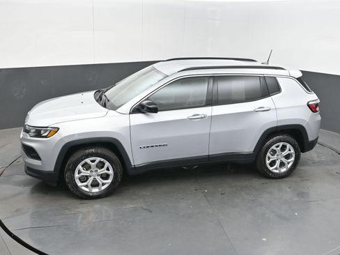 Used 2024 Jeep Compass Latitude image 32