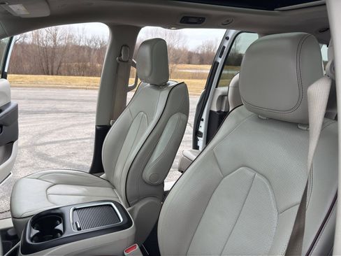 Used 2020 Chrysler Pacifica Limited image 16