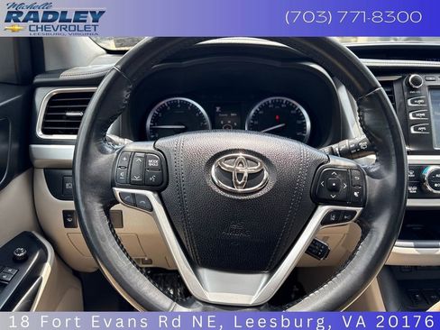 Used 2018 Toyota Highlander XLE AWD/4WD image 16