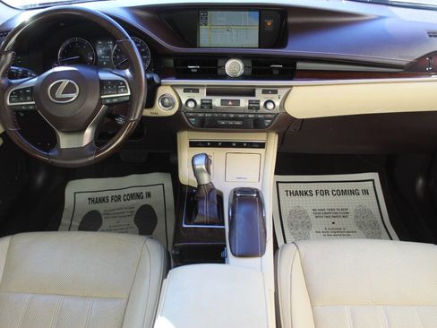 Used 2018 Lexus ES 350 w/ Luxury Package w/Wood Trim image 18