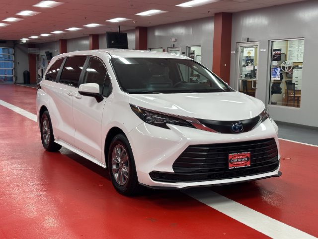 Certified 2025 Toyota Sienna LE FWD image 2