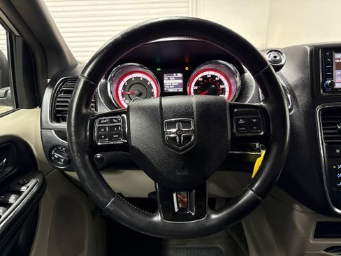 Used 2017 Dodge Grand Caravan SXT w/ Rear Park Assist Package FWD image 17