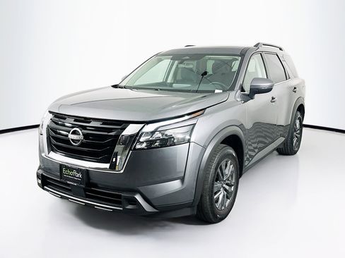 Used 2024 Nissan Pathfinder SV image 3