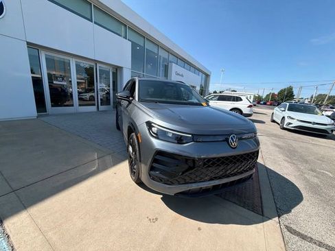 Used 2025 Volkswagen Tiguan SE R-Line AWD/4WD image 27
