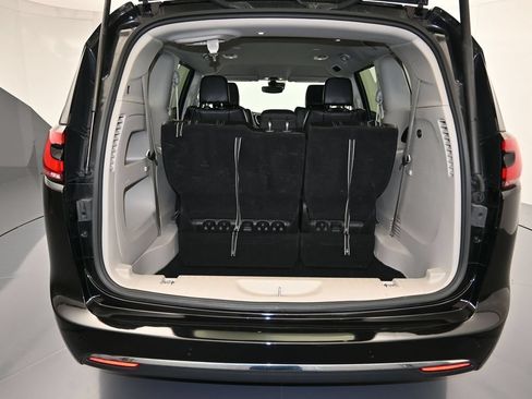 Certified 2023 Chrysler Pacifica Touring-L FWD image 26